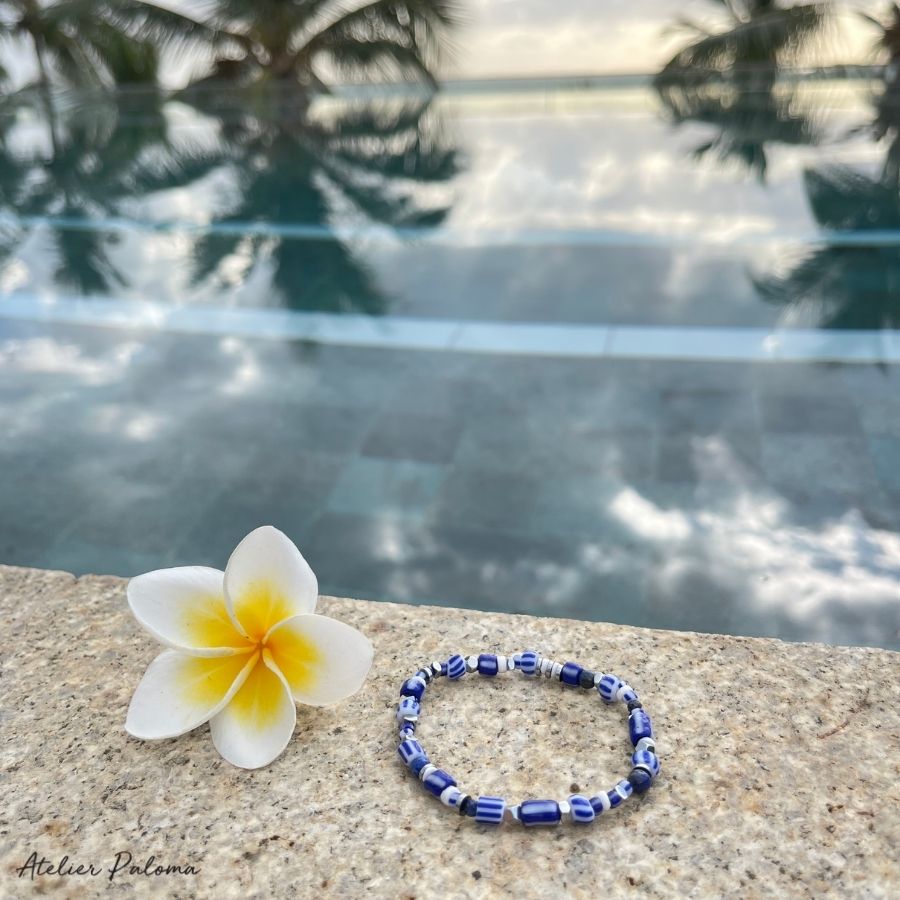 Bracelet "SARAH" bleuet blanc monté sur élastique