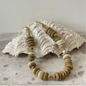 Collier ras de cou en perles africaines recyclées.