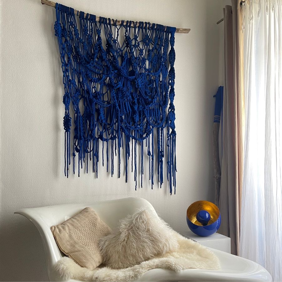 Tenture murale en macramé de couleur bleue. C'est un grand format réalisé à la main.Fabrication française