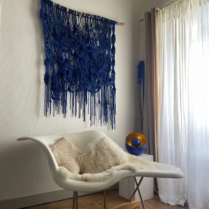 Tenture murale en macramé de couleur bleue. Grand format réalisé à la main. Fabrication française