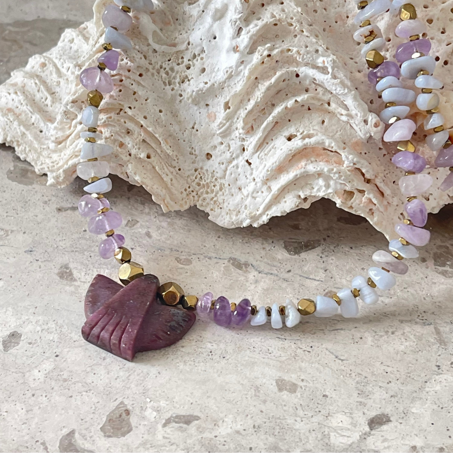 Collier aux couleurs pastels, pendentif aigle.