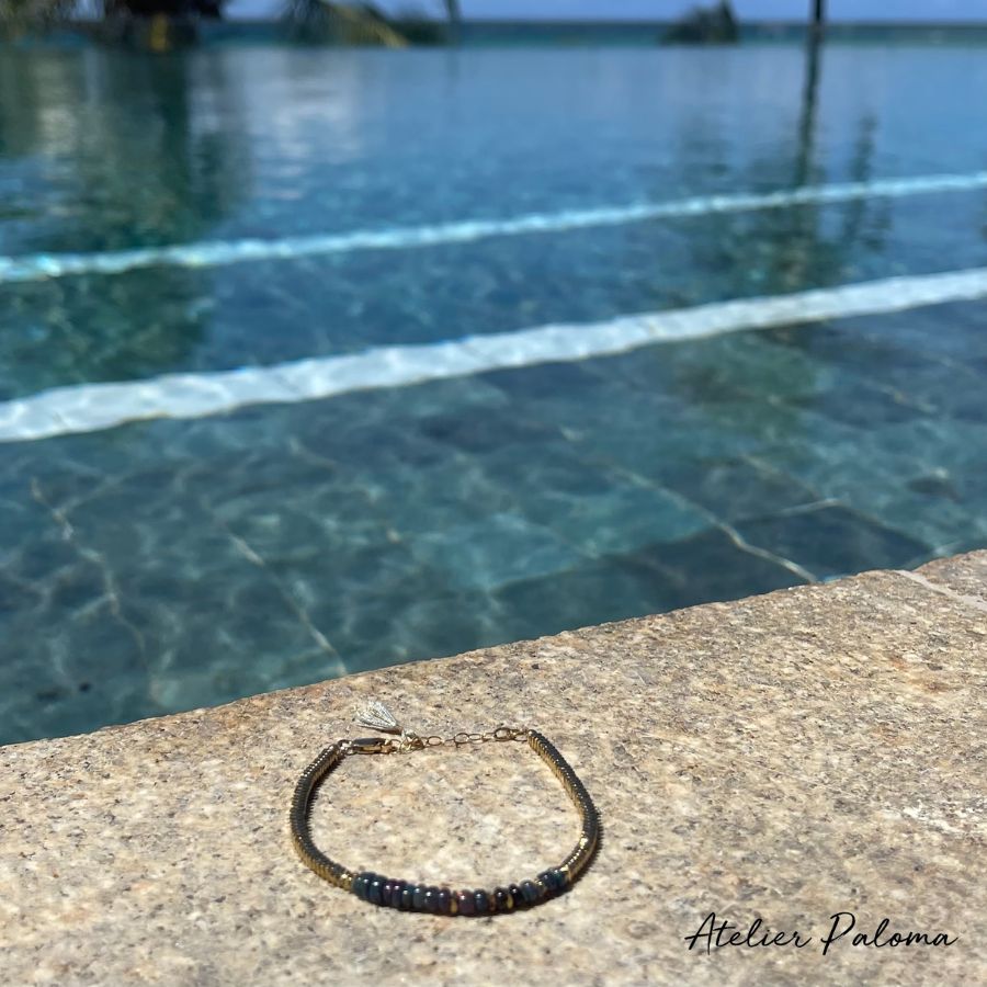 Bracelet en opale éthiopienne bleu nuit et doré .