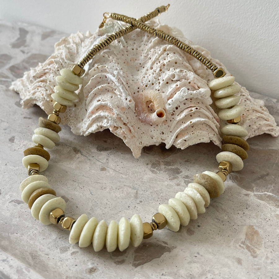 Collier ras de cou en perles africaines recyclées.