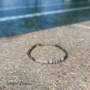 Bracelet en opale ethiopienne blanc laiteux.