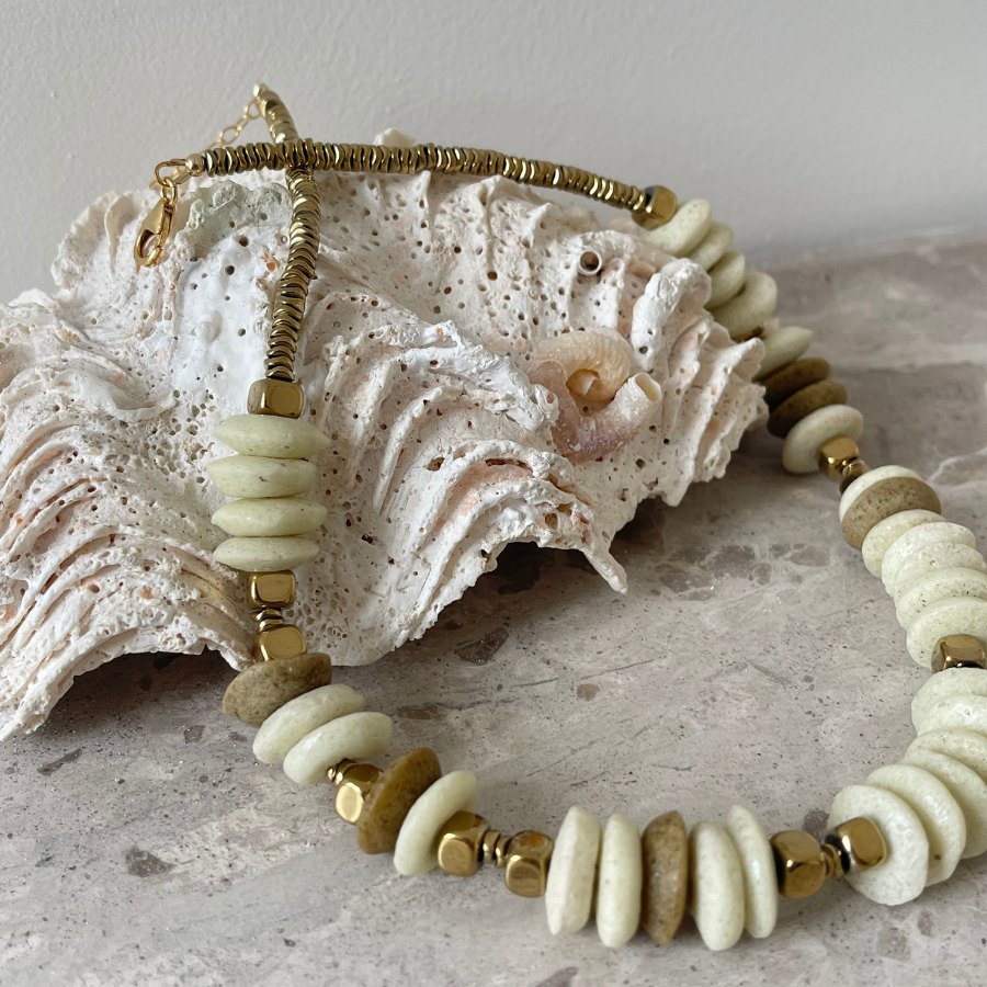 Collier ras de cou en perles africaines recyclées.