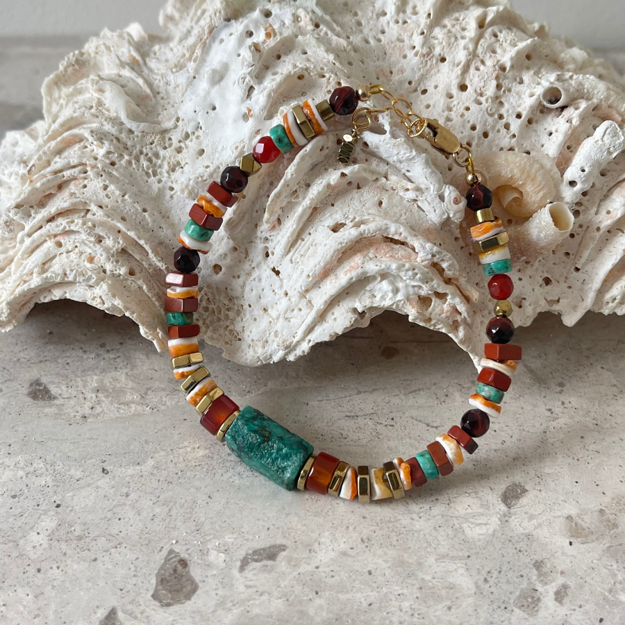 Bracelet en pierres semi-précieuses avec une perle centrale en turquoise.