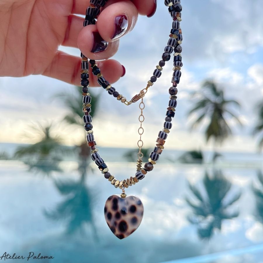 Collier "LILLY BLACK"marron pendentif coquillage coeur