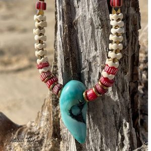 Collier bohème en pierres naturelles et pendentif turquoise