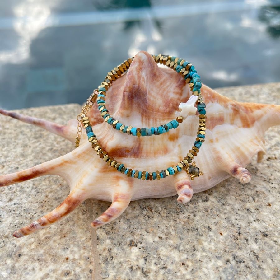 Bracelet double tour "IMANY"de couleur turquoise.