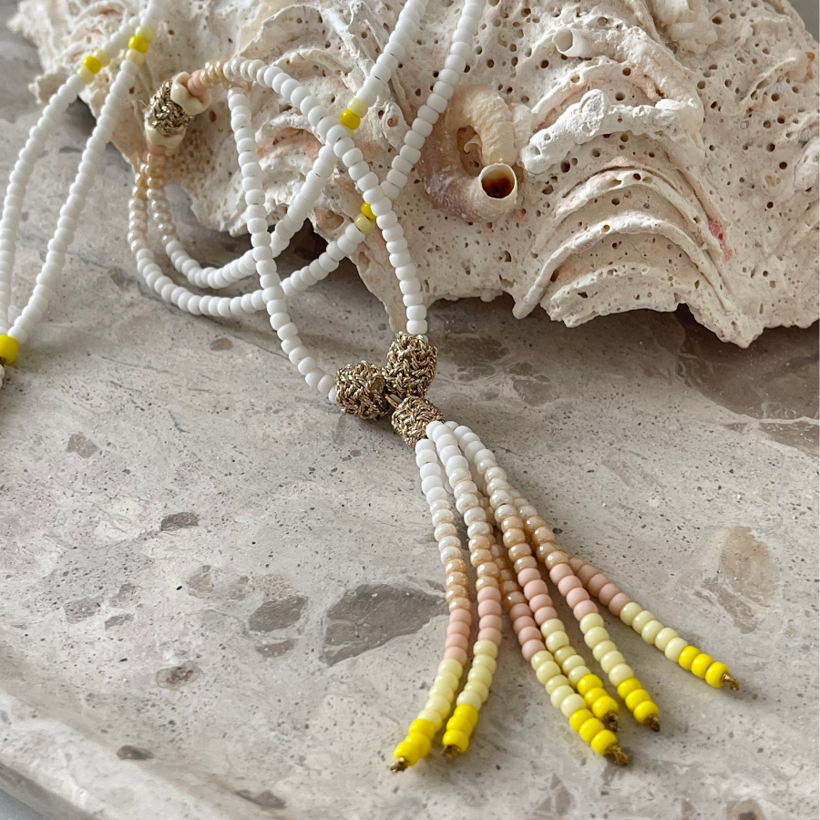 Collier sautoir rose poudré, jaune et blanc style bohème