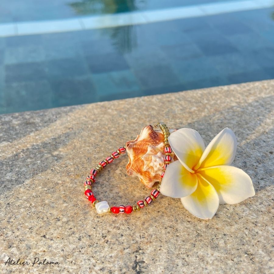 Bracelet "LALLA" rouge et blanc , fleur nacre.