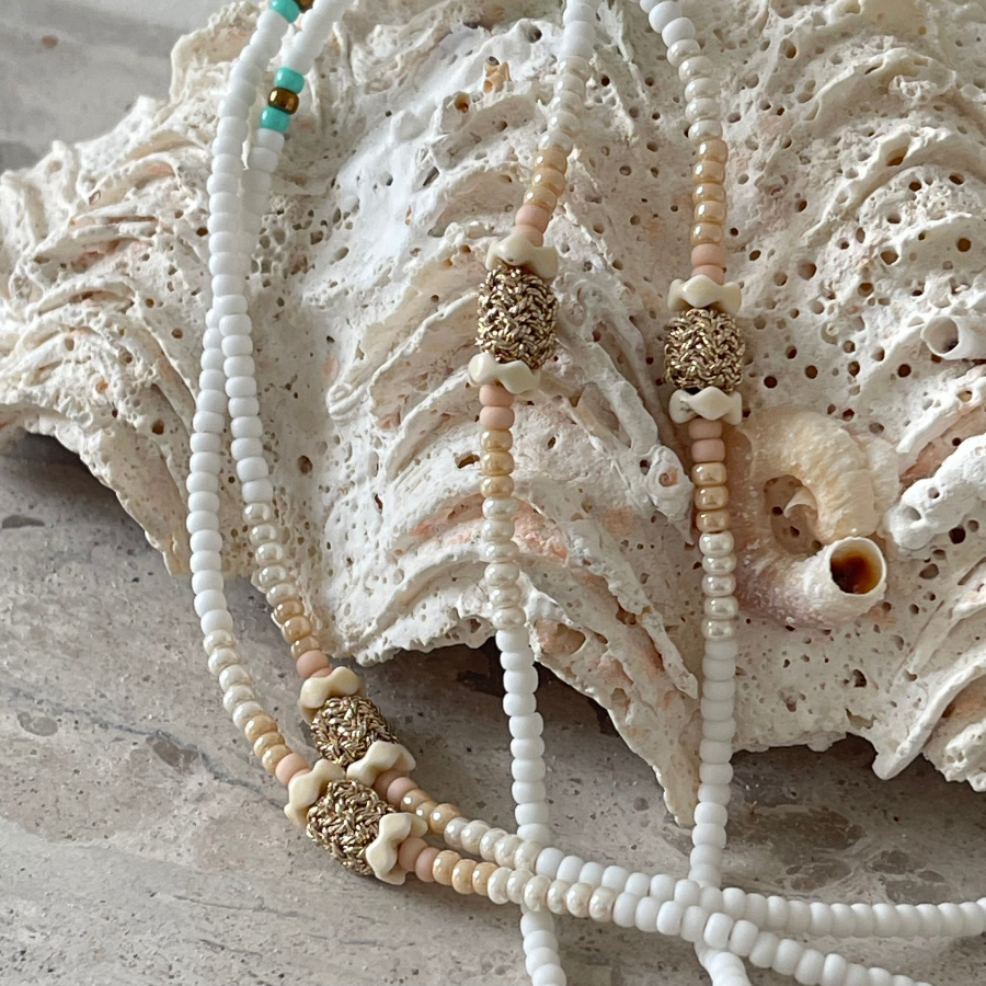 Collier sautoir rose poudré et blanc style bohème