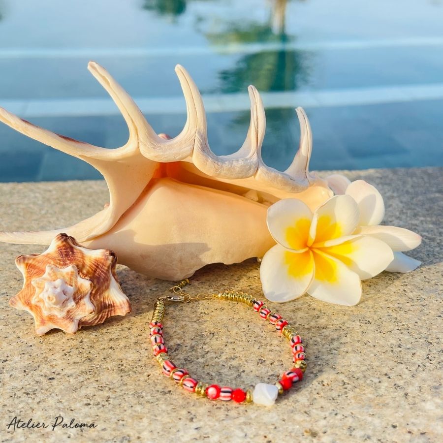 Bracelet "LALLA" rouge et blanc , fleur nacre.