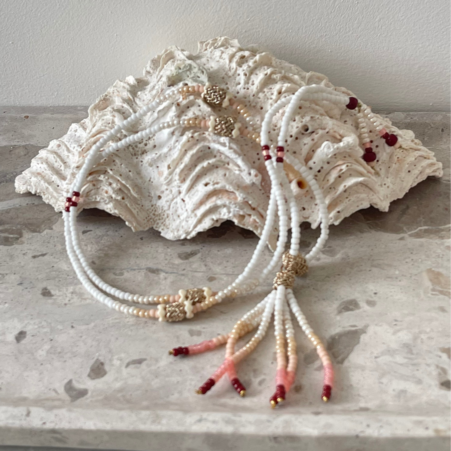 Collier sautoir rose poudré et blanc style bohème