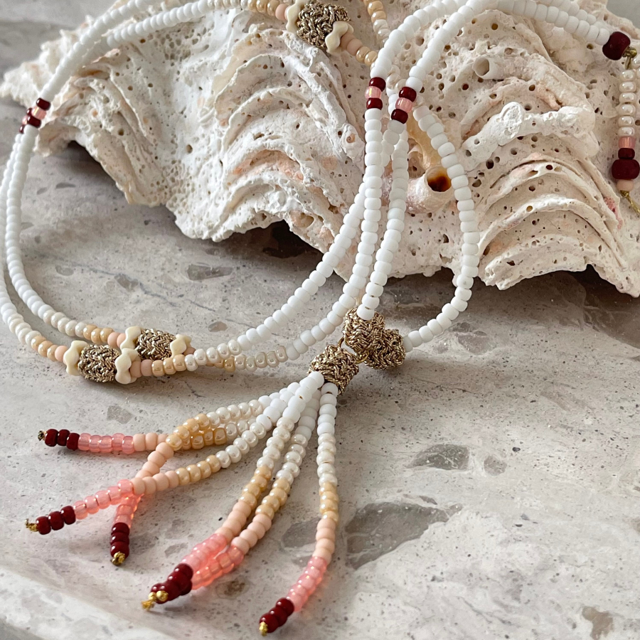 Collier sautoir rose poudré et blanc style bohème