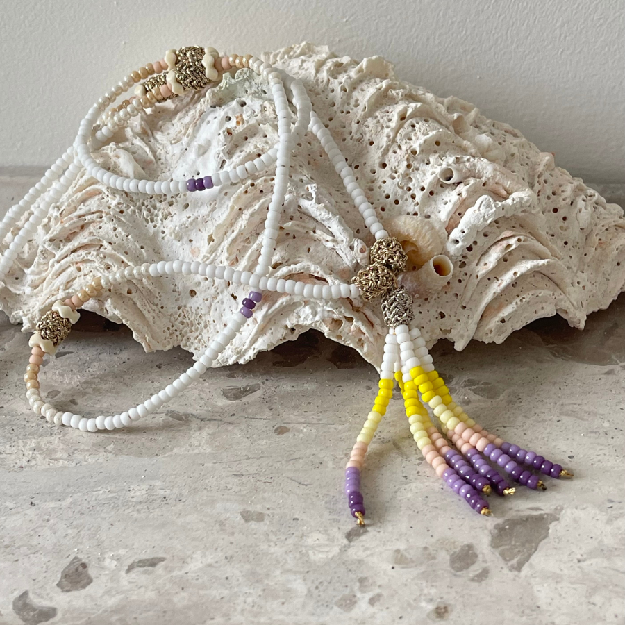 Collier sautoir violet, jaune et blanc style bohème
