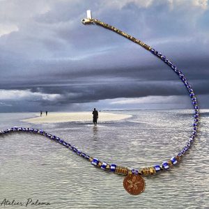 Collier bleu pendentif dollar des sables.