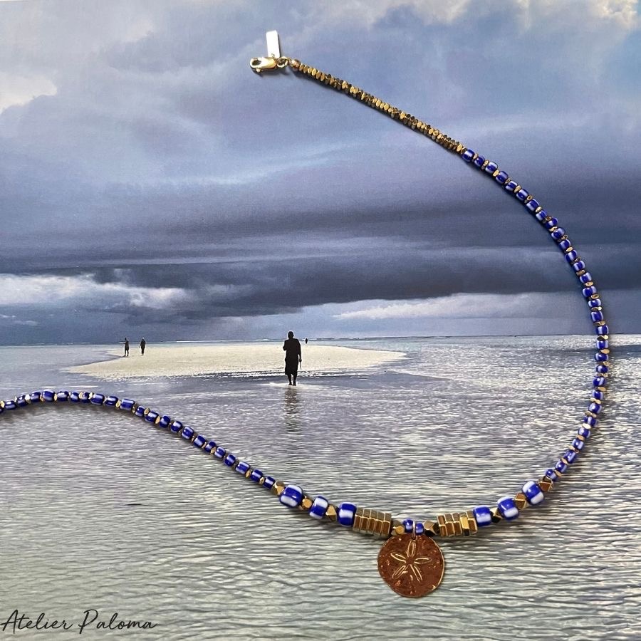 Collier bleu pendentif dollar des sables.