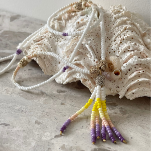 Collier sautoir violet, jaune et blanc style bohème