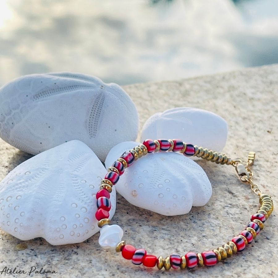 Bracelet "LALLA" rouge et blanc , fleur nacre.