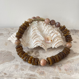 Collier en perles de verre africaines recyclées fabriqué en France.