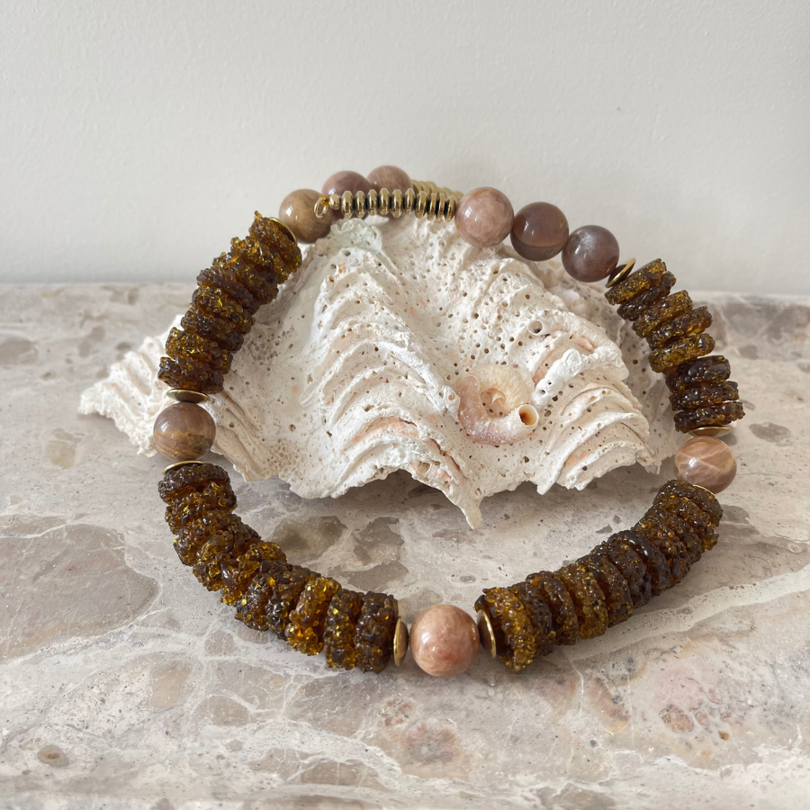 Collier en perles de verre africaines recyclées fabriqué en France.