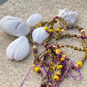 Collier sautoir "MAMA AFRICA" jaune, noir et violet