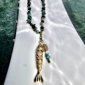 Collier "BAHAMAS"en pierres de gemme pendentif poisson articulé doré