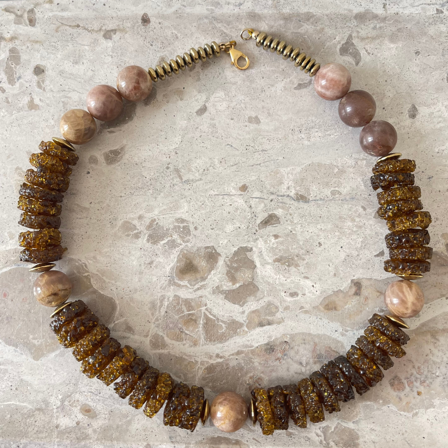 Collier en perles de verre africaines recyclées fabriqué en France.