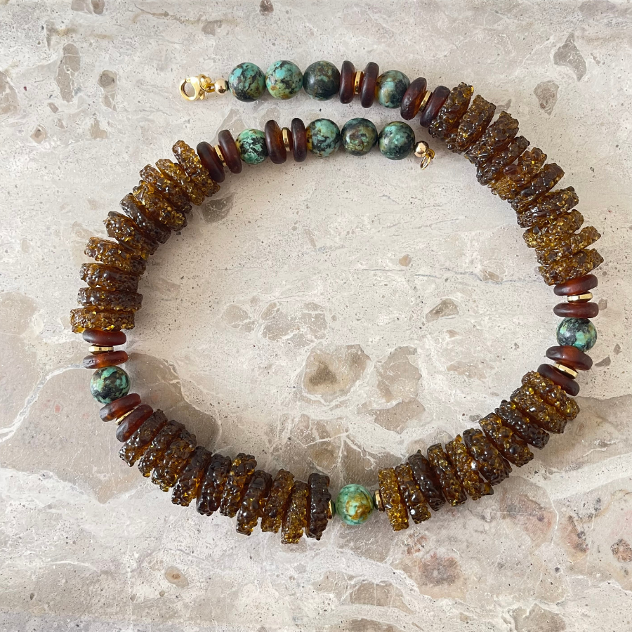 Collier ras de cou en perles africaines vintage.