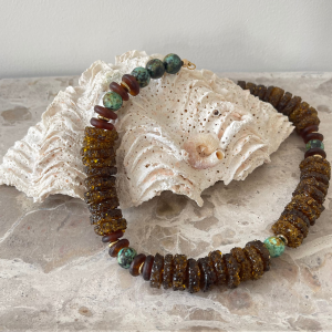 Collier ras de cou en perles africaines vintage.