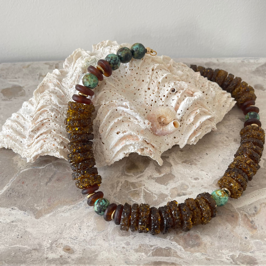 Collier ras de cou en perles africaines vintage.