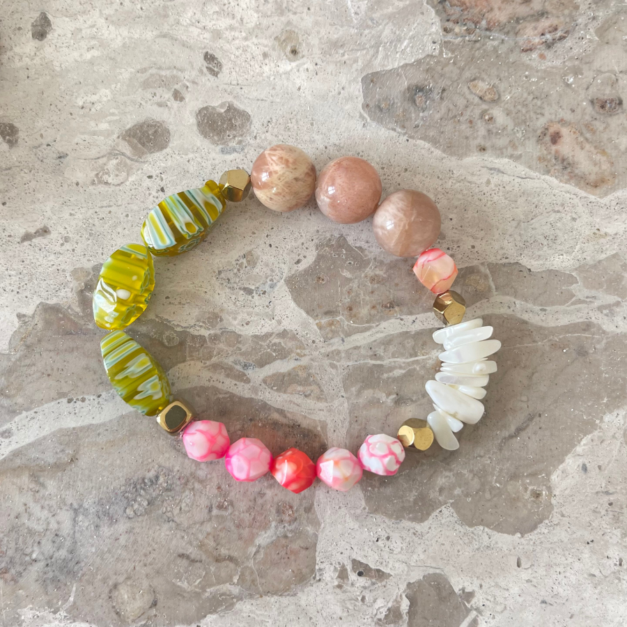 bracelet aux vibrations solaires multicolores en pierres de gemme