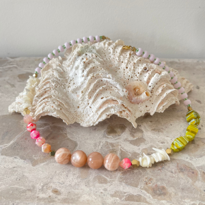 collier aux vibrations solaires multicolores en pierres de gemme