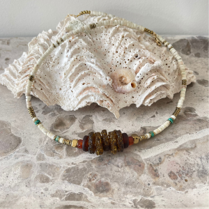 Collier ras de cou pierres de gemme et perles de verre africaines recyclées.
