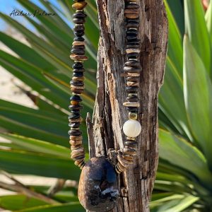 Collier en pierre semi-précieuses pendentif bois pétrifié.
