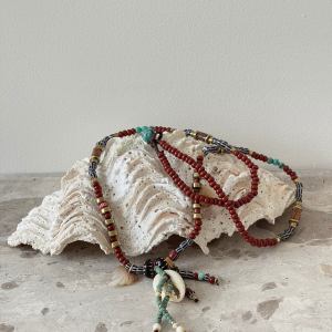 Collier sautoir en jaspe rouge, turquoise, hématite, perles africaines vintage, perles chevron. Bijou artisanal fait main. Collier sautoir bohème pendentifs cauri et palmier