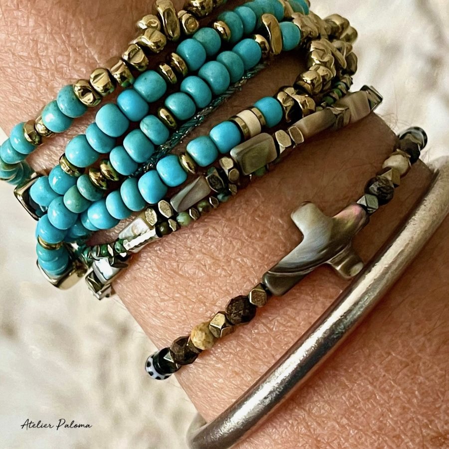 Bracelet en perles de verre et hematite montés sur elastique