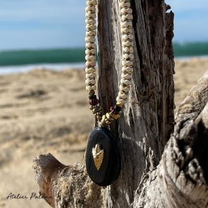 Collier pendentif onyx orné d'une flèche dorée