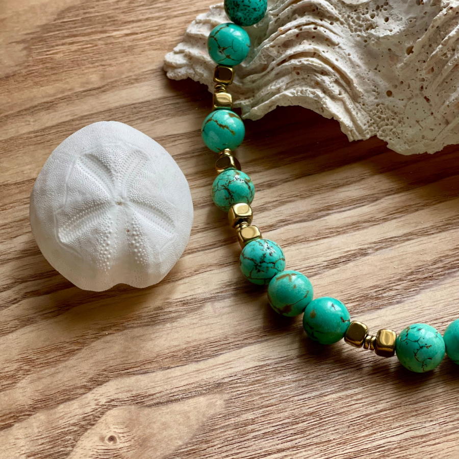 Collier ras de cou en turquoise et hématite.