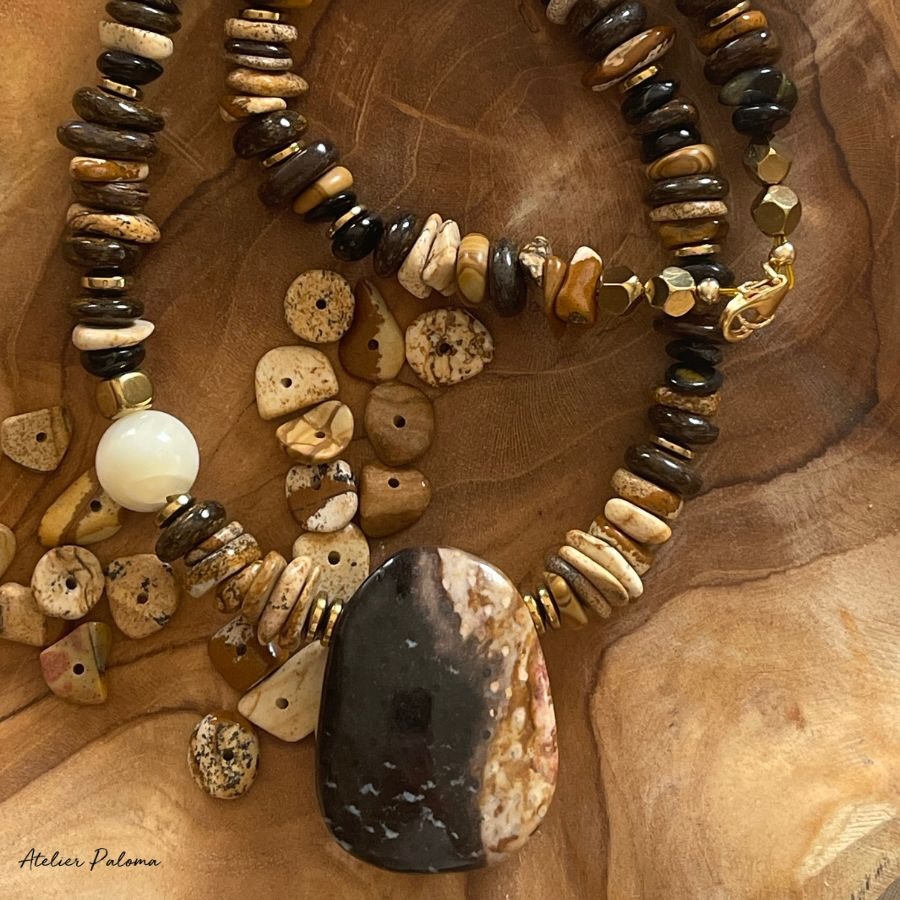 Collier ras de cou pierres de gemme, pendentif en bois pétrifié