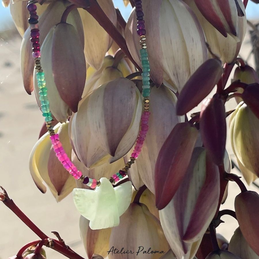 Collier en opale éthiopienne vert violet, rose et doré