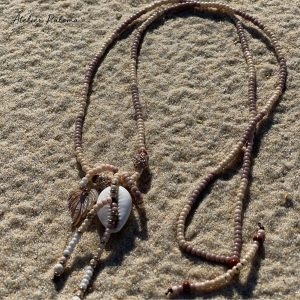 Collier bohème en perles de rocaille blanches irisées et bordeaux,