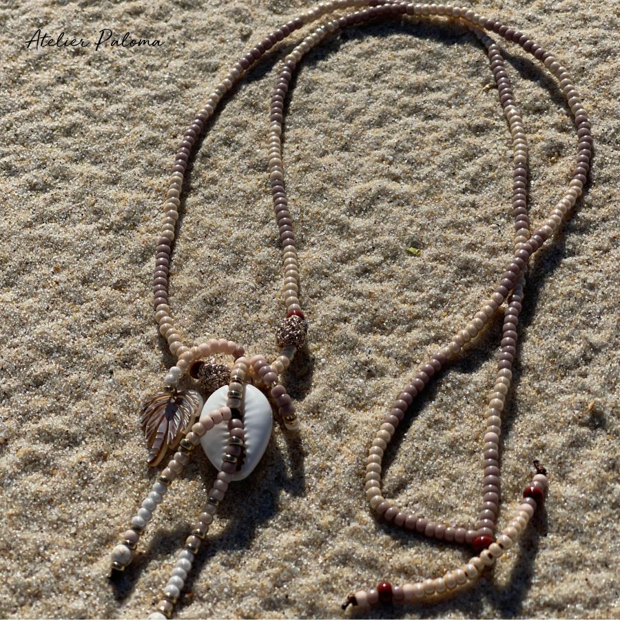 Collier bohème en perles de rocaille blanches irisées et bordeaux,