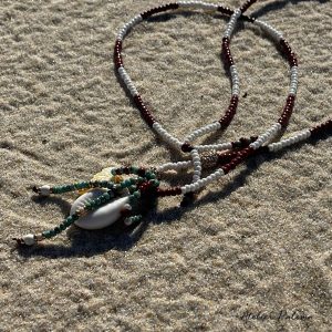 Collier bohème en perles de rocaille blanches irisées et bordeaux -pendentifs cabri et palmier