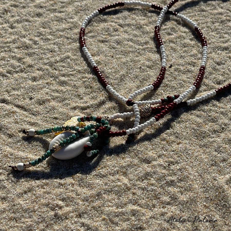 Collier bohème en perles de rocaille blanches irisées et bordeaux -pendentifs cabri et palmier