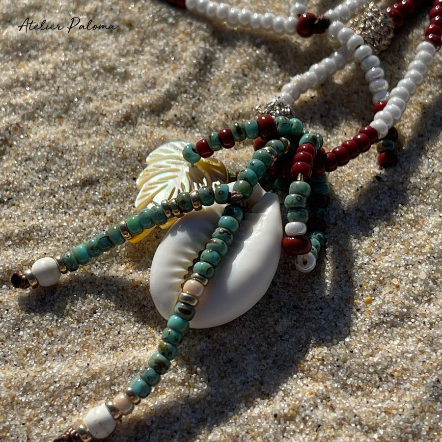 Collier bohème en perles de rocaille blanches irisées et bordeaux -pendentifs cabri et palmier
