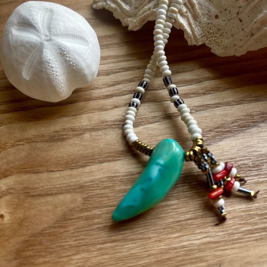 Collier sautoir pendentif turquoise.