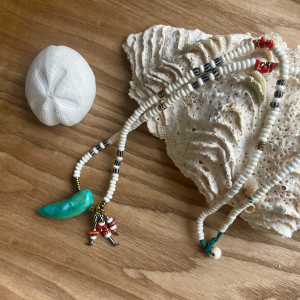 Collier sautoir pendentif turquoise.