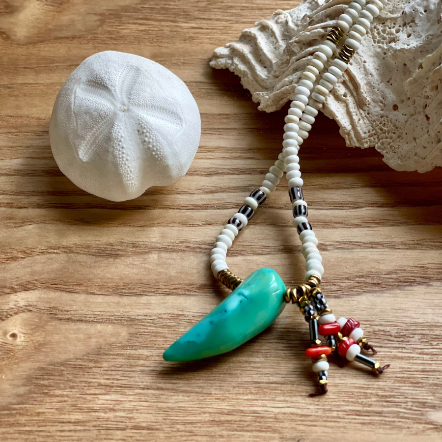 Collier sautoir pendentif turquoise.